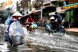 Miền Nam Mưa Nắng Hai Mùa Huy Thục Hình (Trần Công Nhung): Miền Nam mưa nắng hai mùa (cảnh lụt lội ở đường Bùi Viện, Saigon).