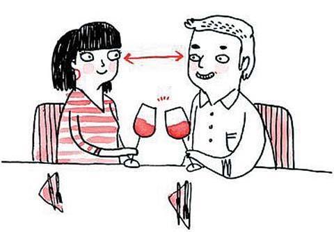 6. Cheers! Khi chạm ly chúc mừng hay mời mọc người khác, nhớ nhìn vào mắt họ (eye contact).