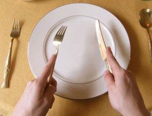 Cắt thịt: Dù là ăn theo kiểu nào, cũng phải dùng nĩa và dao một cách