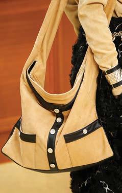 TÚI IT Khi nói đến kiểu túi IT cho thu đông, chắc chắn bạn không thể không sững sờ trước vẻ đẹp hút hồn của chiếc túi kiểu va li vuông vức tại Louis Vuitton, túi nắp cài phía trước xinh xắn của