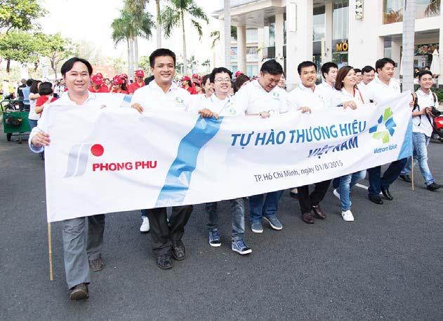 đại biểu đại diện cho các doanh nghiệp Thương hiệu Quốc gia, đoàn thể, sinh viên Đoàn diễu hành của Tổng công ty CP Phong Phú gồm có hơn 20 thành viên.