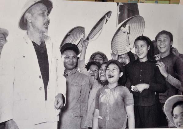 Vinh dự được đón Bác Hồ Ảnh: Chủ tịch Hồ Chí Minh thăm hỏi chị em dân công lao động đào mương chống hạn ở Từ Liêm, Hà Nội, ngày 16/12/1958 Thấy Bác đứng dưới bóng cây mát, chúng tôi đến vây quanh