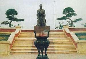 Nguyễn Hoàng là người khôn ngoan, có lòng nhân đức thu dụng hào kiệt giúp dân cho nên được lòng dân kính phục.