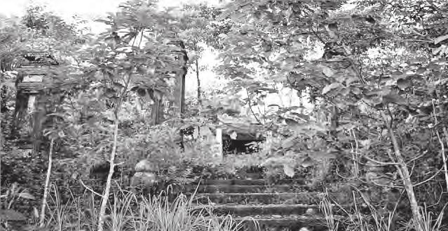- Lăng mộ Thái Phiên - Trần Cao Vân: Tọa lạc tại vùng đồi phường Thủy Xuân, đây cũng là di tích xảy ra tình trạng lấn chiếm nghiêm trọng.