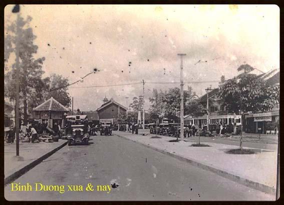 Tuy nhiên không thấy kiến trúc nhà ga. Hình 5 cho thấy khu vực phía đông của chợ Thủ Dầu Một khoảng năm 1930. Đó là một bến xe nơi có nhiều xe tải, xe nhà đang đậu.