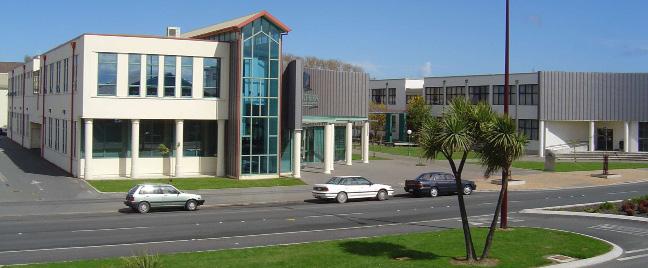 Các chương trình của SIT đã được công nhận và chấp thuận đến bậc sau đại học bởi Cục thẩm định văn bằng của New Zealand. SIT có một lịch sử đầy hãnh diện về giáo dục và đào tạo nghề.