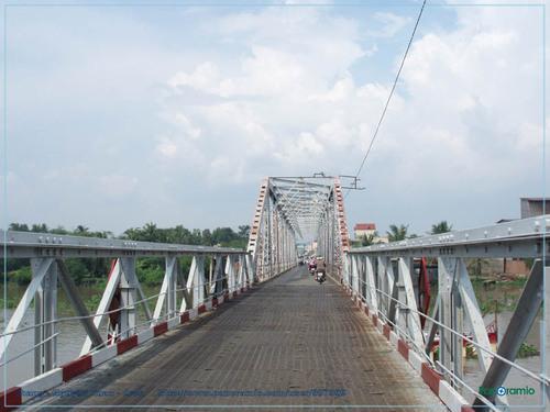 Trên tuyến đường xe lửa này có một chiếc cầu lớn và quan trọng. Đó là cầu sắt Lái Thiêu (sau nầy đổi tên là cầu Phú Long). Cầu nầy bắc ngang sông Sài Gòn, chiều dài tương đương cầu Bình Lợi.
