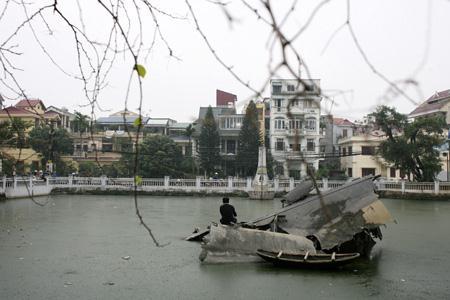 Còn đây là xác máy bay B-52 bị bắn rơi trên hồ Hữu Tiệp làng Ngọc Hà Hà Nội đã trở thành di