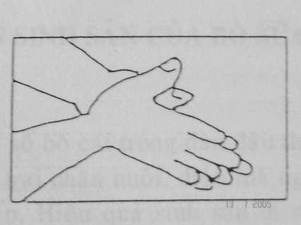 4. Kẹp ống nước sinh lý vào giữa hai lòng bàn tay và lăn đi, lăn lại vài lần cho tinh tan hết Cách làm cho viên tinh nhanh tan 5.