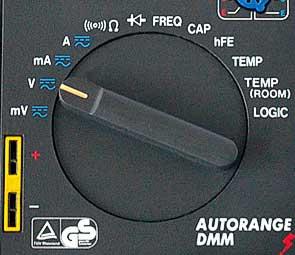 Đặt đồng hồ vào thang đo điện áp DC hoặc AC Để que đỏ đồng hồ vào lỗ cắm " VΩ ma" que đen vào lỗ cắm "COM" Bấm nút DC/AC để chọn thang đo là DC nếu đo áp một chiều hoặc AC nếu đo áp xoay chiều.