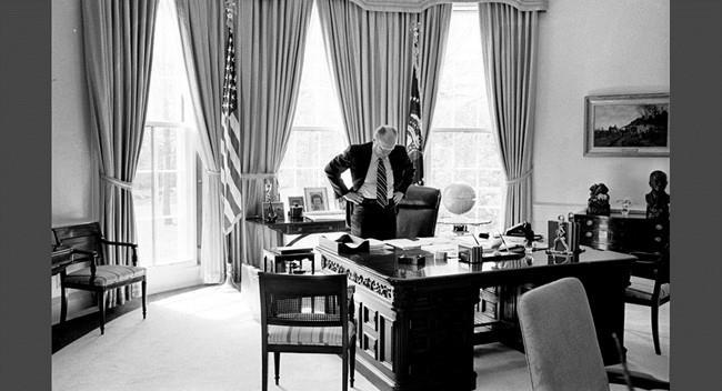 Những bức ảnh quý giá của những ngày chính quyền Sài Gòn sụp đổ: Ngày 16/3/1975, tại văn phòng Nhà Trắng, cố vấn hội đồng an ninh quốc gia Brent Scowcroft nói chuyện điện thoại với một đồng nghiệp.