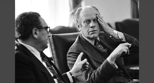 Ngày 11/4/1975: Tổng thống Ford lo lắng hiện rõ trên nét mặt khi ra lệnh thực hiện chiến dịch Eagle Pull, sơ tán tất cả người Mỹ khỏi Campuchia.