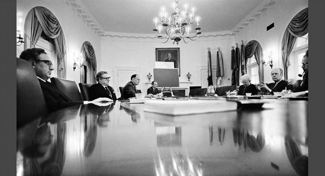 Kissinger cho biết ông đã nói chuyện với Đại sứ Liên Xô Anatoly Dobrynin, cố gắng sắp xếp một cuộc ngừng bắn để người Mỹ ra đi.