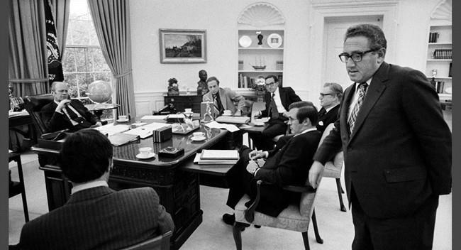11h38 ngày 29/4/1975: Trước cuộc họp của các nhà lãnh đạo cả hai đảng trong phòng Nội các, Tổng thống ngồi cùng với Thượng nghị