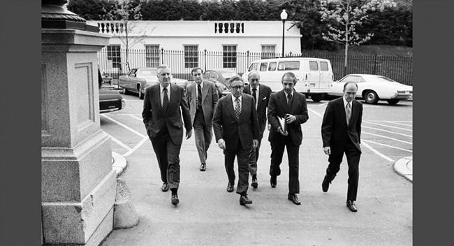 16h21 ngày 29/4/1975: Kissinger luôn trong trạng thái bận rộn, không ngừng nghỉ để giải quyết các vấn đề phát sinh từ Chiến