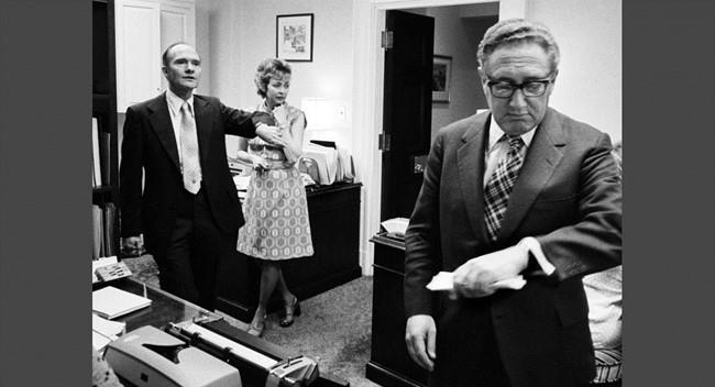 18h11 ngày 29/4/1975: Chỉ một giờ sau khi Kissinger tuyên bố cho báo chí và cả thế giới rằng: "Tôi tin tưởng rằng người Mỹ và những người muốn đi đã ra đi,"