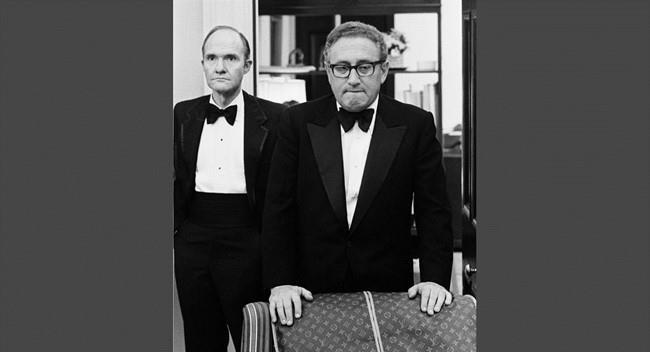 18h15 ngày 29/4/1975: Kissinger nóng ruột đi lại quanh văn phòng chờ đợi tin tức từ Sài Gòn về số phận các lính thủy đánh bộ bị mắc kẹt.