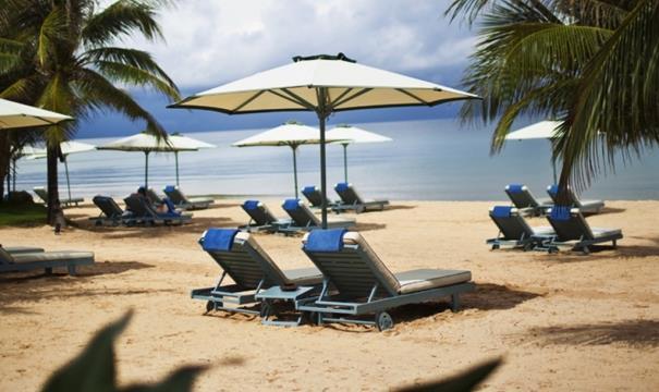 Loại thứ hai là các khách sạn sang trọng hướng đến khách hàng cao cấp với giá thuê khoảng 100 180 USD/phòng/đêm như La Veranda Resort Phú Quốc hay Chen Sea Resort & Spa.