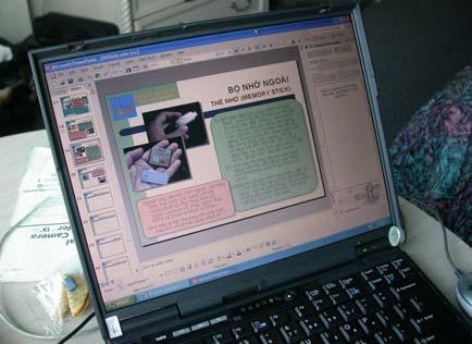 Hình 2.20. Màn hình dùng đèn tia âm cực dùng cho máy tính để bàn (desktop) và màn hình tinh thể lỏng dùng với máy tính xách tay (laptop).