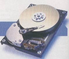 Thiết bị đọc ghi đĩa (mà sau đây ta sẽ gọi là ổ đĩa) hoạt động giống với bộ phận quay đĩa của máy hát. Ở tâm đĩa mềm có lỗ để bộ phận quay gắn vào đó và quay đĩa.