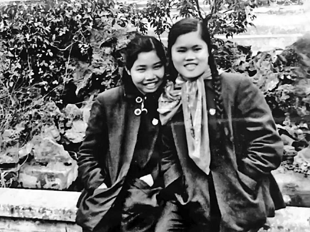 Dương Thị Xuân Quý (phải) và nhà thơ Phan Thị Thanh Nhàn thời trẻ ở Hà Nội. Ảnh TLGĐ cô gái giàu nghị lực, nhanh chóng hòa đồng với cuộc sống nông thôn gian khổ.