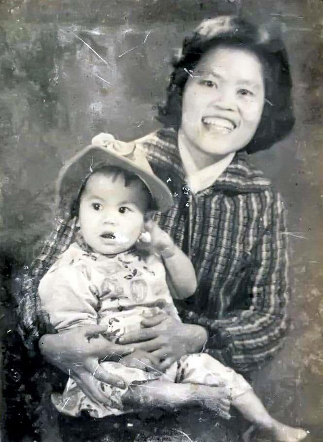 Dương Thị Xuân Quý với con gái nhỏ Bùi Dương Hương
