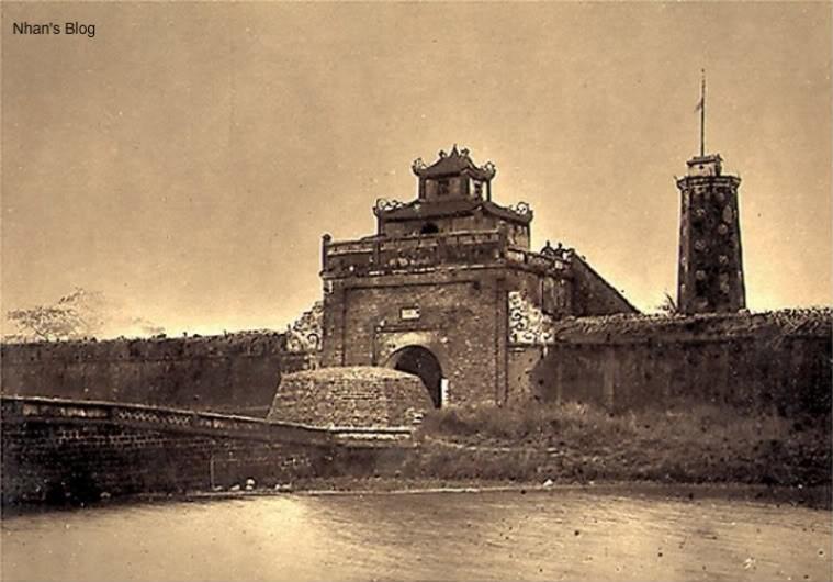 Lúc đầu, thành Bắc Ninh chỉ được đắp bằng đất, cho tới năm Minh Mạng thứ 6 (1825), thành được xây lại bằng đá ong và cuối cùng xây lại bằng gạch vào thời Thiệu Trị (1841).