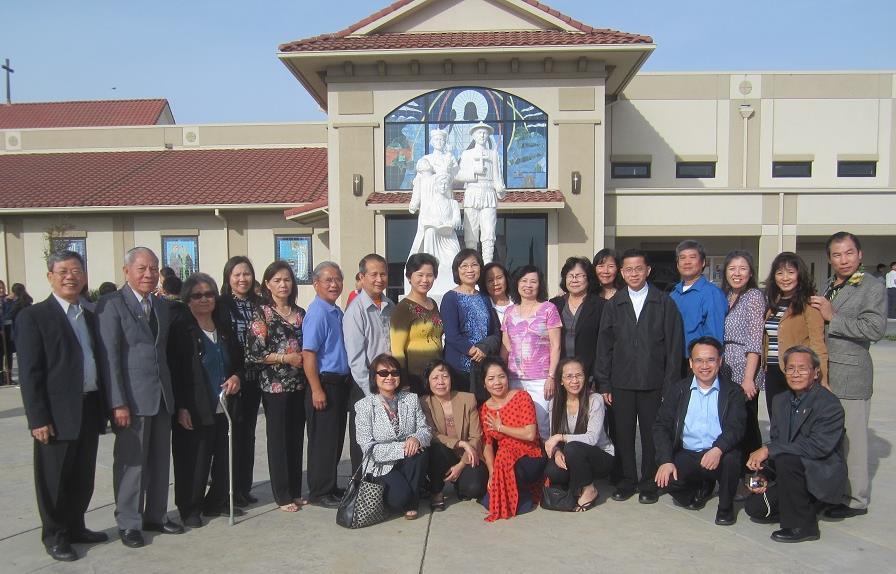 Sau khi chụp hình lưu niệm trước Tượng Đài Các Thánh Tử Đạo Việt Nam bên hông nhà