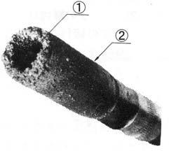 Các hạt kim loại [Ghi chú] 1 Đầu ống tiếp điện 2 Miệng phun 5. Kiểm tra vòi phun: Nếu không sử dụng vòi phun, các hạt kim loại và xỉ bắn toé sẽ dính vào phía cuối miệng phun.