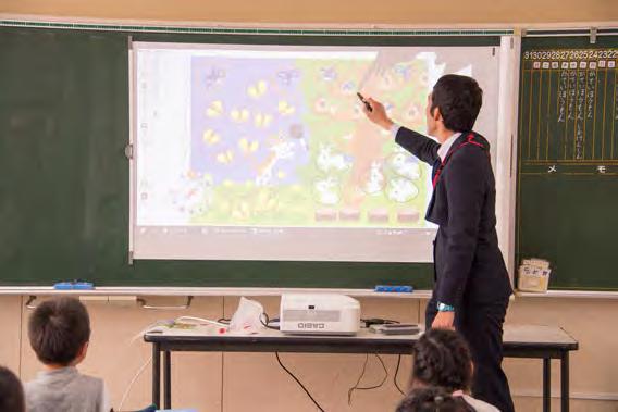 Tiến sĩ Kanji Akahori Tiến sĩ Kỹ thuật CChức vụ: Chủ tịch Hiệp hội Xúc tiến Công nghệ Giáo dục Nhật Bản (JAPET) Chủ tịch, ICT CONNECT 21 Việc sử dụng máy chiếu tại Trường tiểu học Asaba Higashi của