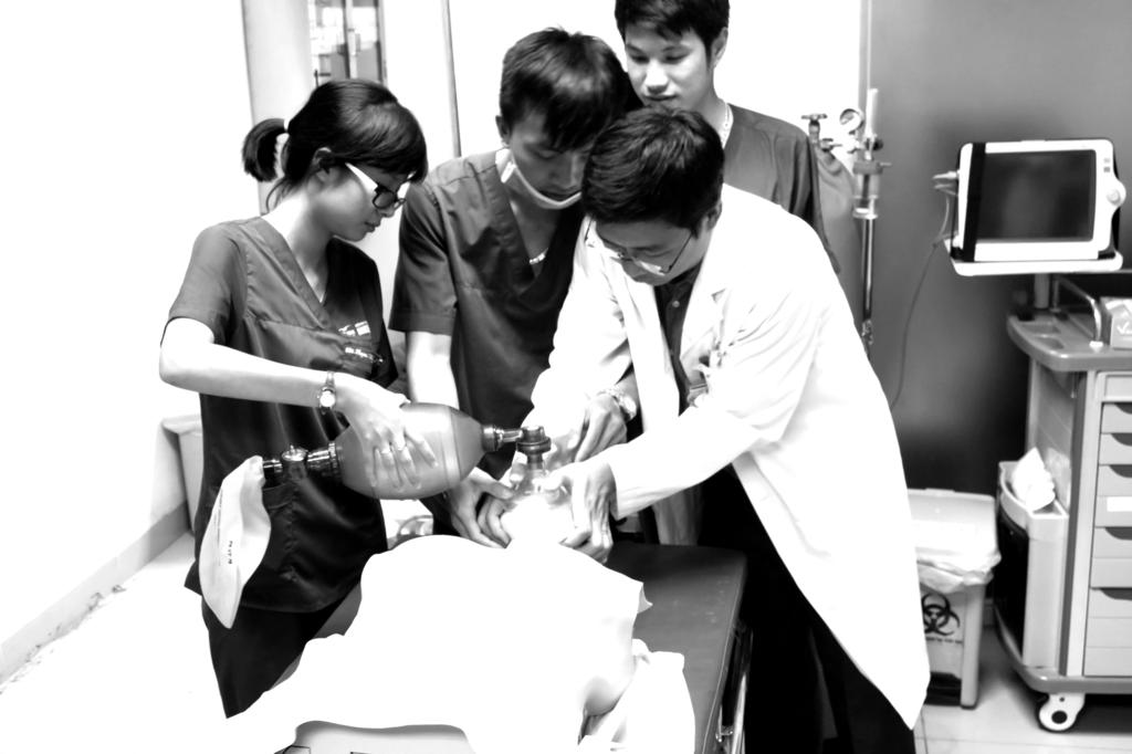 XÃ HỘI sinhhungplvn@gmail.com Ranh giới sinh tử 15 trong mắt bác sĩ hồi sức cấp cứu Với BS.
