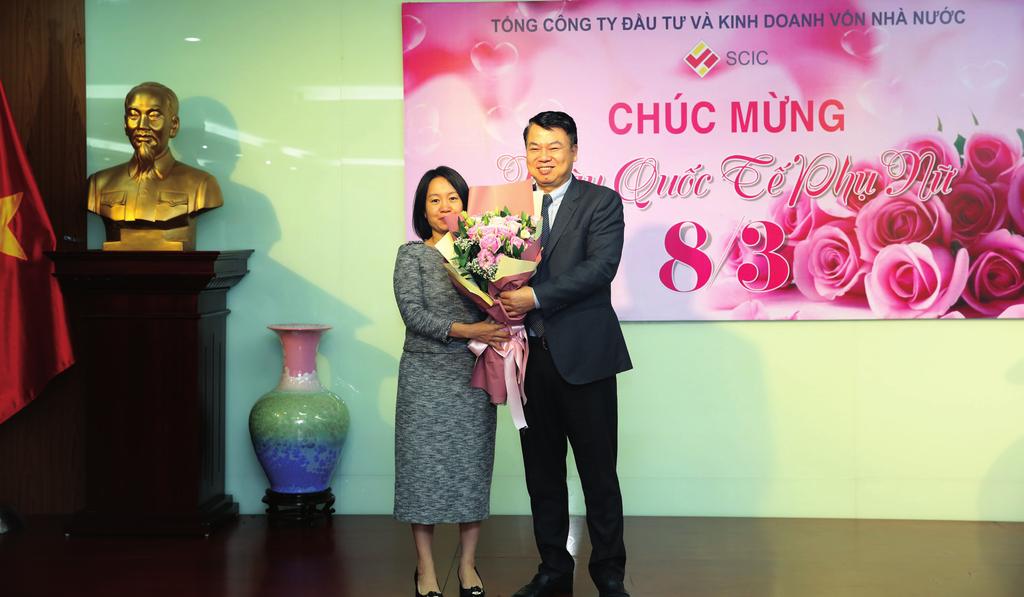 mặt, tặng hoa, giao lưu văn nghệ chúc mừng CBCNV nữ trong Tổng công ty.
