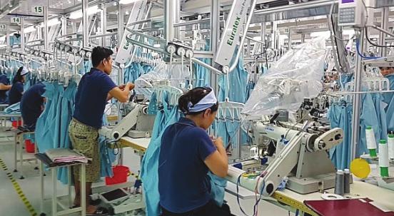 BƯỚC ĐỘT PHÁ CỦA VINATEX Thông qua đâ u tư thiết bị tự động, phâ n mềm quản trị trên tất cả các khâu sản xuất, kinh doanh, một số doanh nghiệp thành viên của Tập đoàn Dệt may Việt Nam (Vinatex) đã