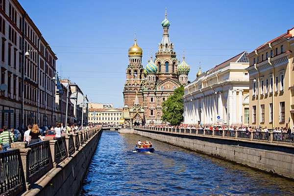 điện vàng son... Saint Petersburg là cố đô và là thành phố lớn thứ hai của nước Nga (sau thủ đô Moscow), là thành phố duy nhất trên trái đất được UNESCO đưa vào danh sách di sản văn hoá thế giới.