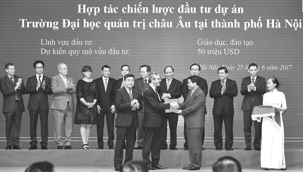 Tại đây, lãnh đạo Hà Nội đã trao quyết định chủ trương đầu tư cho 48 dự án với tổng vốn đầu tư đăng ký trên 74.