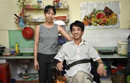 KHỞI NGHIỆP TỪ NHÀ MAY MẮN Lâm, người thầy giáo trên xe lăn Nhà thơ, nhà giáo và người chồng Lâm đến với Nhà May Mắn vào tháng 2 năm 2006, năm đó Lâm 21 tuổi và đã gặp tai nạn tháng 11 năm 2004.