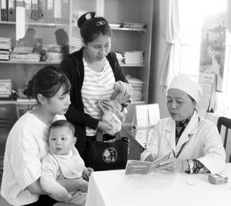 TÒA SOẠN - BẠN ĐỌC THỨ BA 19-2 - 2019 7 Đà Lạt triển khai tiêm vắc xin ComBE Five cho trẻ em Bác sĩ Hiếu Hòa cho biết: Đặc biệt trong năm 2019, TTYT Đà Lạt triển khai tiêm vắc xin mới ComBE Five là