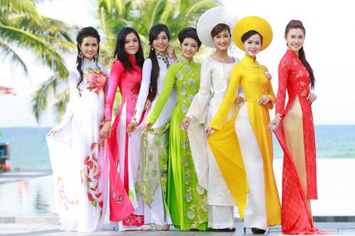 Em hãy thuyết minh về chiếc áo dài Việt Nam Author : vanmau Em hãy thuyết minh về chiếc áo dài Việt Nam Bài làm 1 Đã từ lâu, khi nhắc đến người phụ nữ Việt Nam, bạn bè quốc tế lại trầm trồ nói về