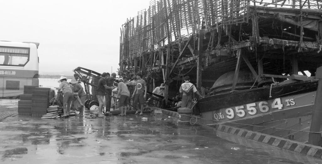 Đông An, xã Tam Giang, huyện Núi Thành) nằm bờ đã hơn 2 tuần nay. Tại thời điểm trao đổi với chúng tôi, ông Khuê cho biết, khả năng tiếp tục nằm bến cho đến khi cơn bão số 4 đi qua.