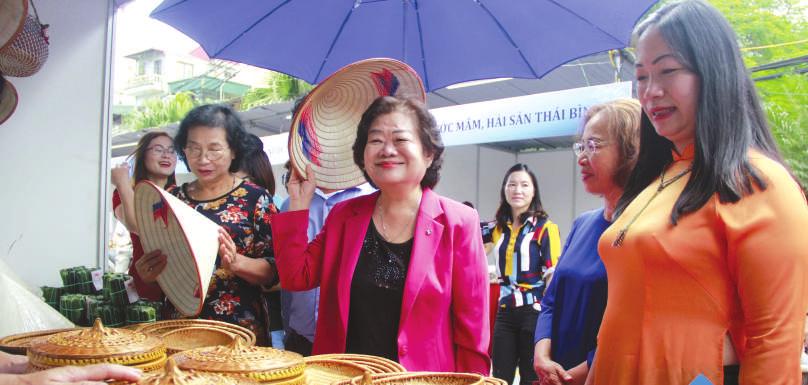 Nguyên Phó Chủ tịch nước Trương Mỹ Hoa (thứ 2 từ trái
