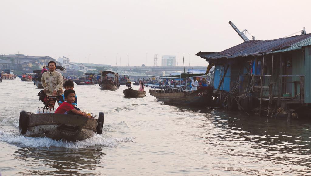 NHỮNG THỎA HIỆP BI KỊCH Mekong Delta, Vietnam Ảnh: International Rivers CÁC TÁC ĐỘNG ĐỐI VỚI NGHỀ CÁ VÀ AN NINH LƯƠNG THỰC Phát triển thủy điện đến năm 2040 sẽ dẫn tới sự suy giảm nghiêm trọng nguồn