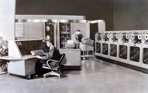 1 giây thực hiện được 3 phép toán 33 UNIVAC 1 UNIVAC I - UNIVersal Automatic