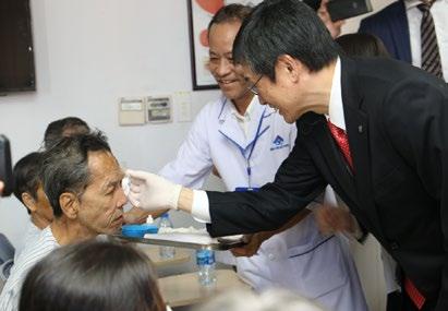 Dai-ichi Life đến thăm và mở băng mắt cho các bệnh nhân sau khi phẫu thuật.