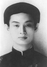 1947; sang năm 1948, Ngài mượn xác vị thanh niên Trần Duy Nhứt pháp danh Thanh Sĩ viết bộ sấm giảng