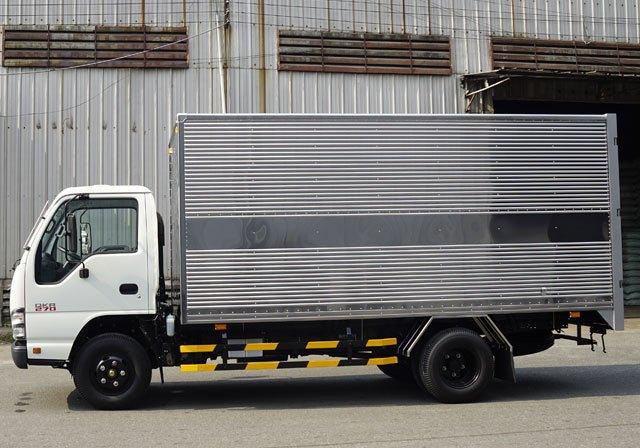 Xe tải ISUZU QKR77HE4 trọng tải 1,9 tấn 2T2 nâng tải 2,8 Tấn là một trong những dòng xe tải nhẹ bán chạy nhất của Isuzu tại thị trường Việt Nam hiện nay nhờ thiết kế hiện đại, khả năng chuyên chở