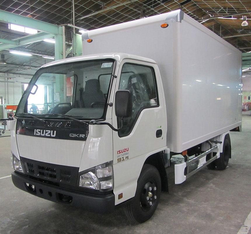 Xe tải Isuzu 2T thùng kín composite QKR77HE4, được nhà máy Isuzu Việt Nam nhập chính hãng từ Nhật Bản.