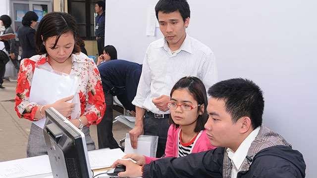 Nhân viên Cục Thuế Hà Nội hướng dẫn doanh nghiệp kê khai nộp thuế điện tử.