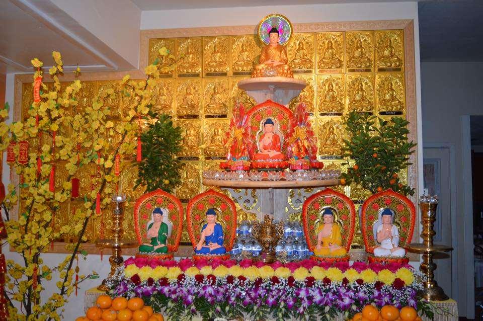 Hình: Lễ Tạ Đàn Dược Sư, 7 tượng Phật Dược Sư và tượng Phật Thích Ca được an vị gần chánh điện.