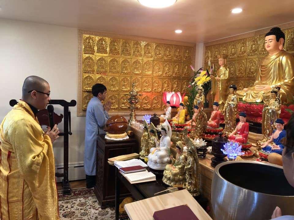 Hình: Thầy trụ trì đang chủ lễ và hai ưu-bà-tắc (Phật tử nam) thuần thành, phụ