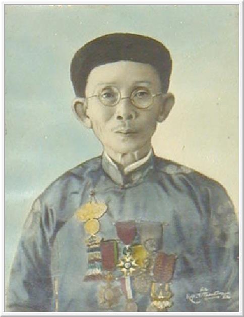 Hình cụ Đốc Trần Văn Giảng được treo trong thư phòng của Đức Hộ Pháp Phạm Công Tắc, tại Trí Huệ Cung, Tây Ninh.